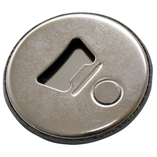 Button s otvírákem a magnetem